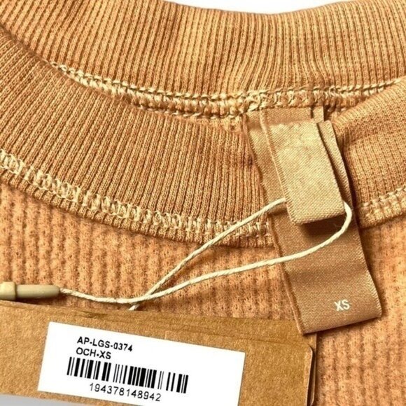 Skims Ribbed Long Sleeve Waffle Knit T-shirt Ochre Tan XS Loungewear NWT MSRP 70 - Picture 2 of 4